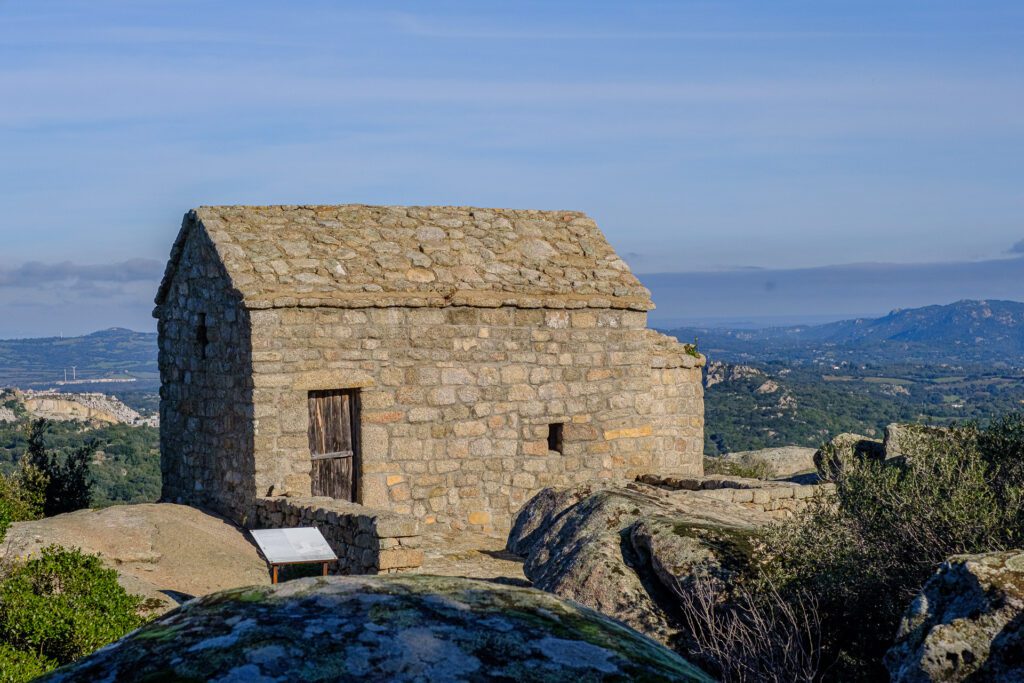 Luogosanto_Chiesa di San Leonardo (1)